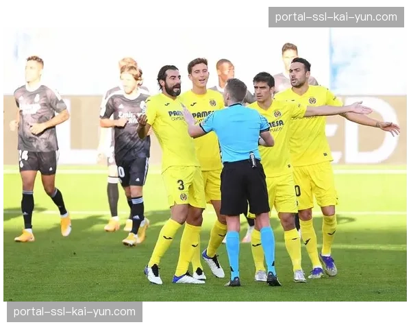 特写：在柏林联合的主场，古老的边裁旗内安装了传感器，与门线技术系统联动