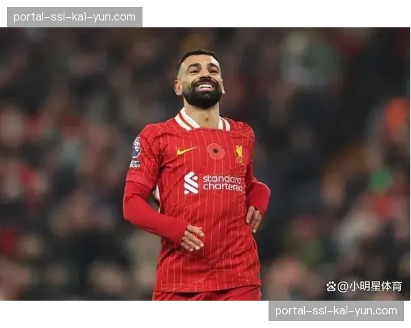 特写：绝杀后被换下，萨拉赫向看台鼓掌致意